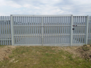 Забор из евроштакетника с забивными столбами 8 соток